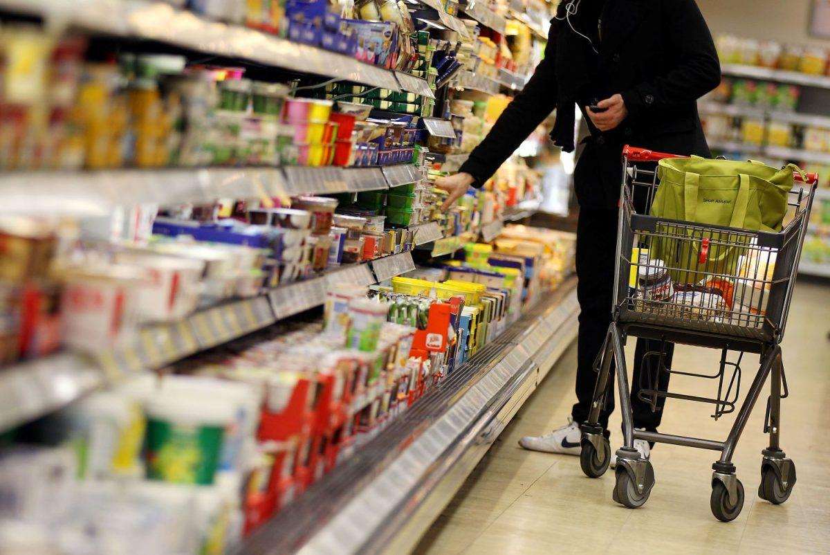 Kupac u njemačkom supermarketu / Foto: Oliver Berg/dpa
